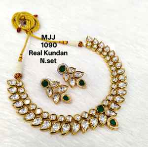 Collier de mariée Kundan de la meilleure qualité avec un design indien classique, parfait pour les cérémonies de mariage, disponible au prix d'usine - Product Image 2