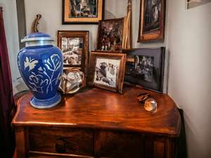 Urna Azul con Grabado de Mariposa y Rosa, Urnas de Aluminio para Cenizas Humanas, Urnas Grandes para Cenizas de Adultos, Hombres y Mujeres - Product Image 2