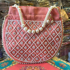2023 à la mode artisanal indien Designer beau sac Potli avec bracelets de perles ethnique femmes Zari travail Potli sac en gros - Product Image 1