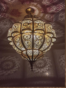 Lampe suspendue marocaine ornée d'or, richement décorée de petits accents de verre colorés à des prix de gros. - Product Image 5