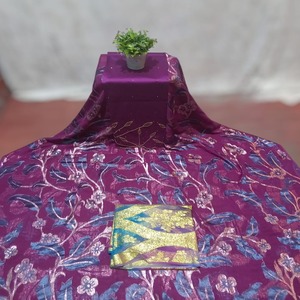 Vestido de Novia Exclusivo de la Tradición Atemporal Somalí, Tela de Chifón Jacquard Magenta Fransawi Dirac con Patrón Floral de Hojas - Product Image 1