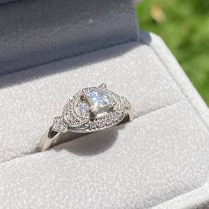 Bague de fiançailles Moissanite de 5mm coupe princesse | Halo Milgrain Vintage | OEM de bijoux fins de mariage de mariée en argent doré - Product Image 2