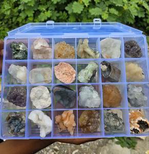 Zéolite Mixte Plat 24 Pièces Boîte En Vrac En Gros Lot Taux Cristaux Minéraux Spécimen De L'Inde - Product Image 1