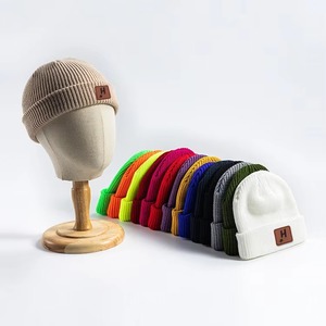 Bonnets à logo personnalisé Vente en gros OEM Chapeaux d'hiver en tricot Fournisseur direct de l'usine Couvre-chef de mode confortable et chaud pour hommes et femmes - Product Image 1