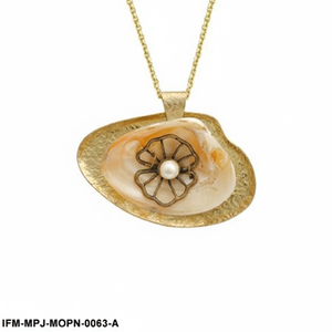 Collier pendentif vintage en nacre avec accent de perle, filigrane floral texturé doré, bijoux nautiques - Product Image 4