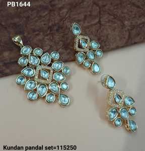 Fleur élégant Kundan & Drop traditionnel plaqué or pendentif collier ensemble correspondant boucle d'oreille sans chaîne pendentif collier ensemble - Product Image 3