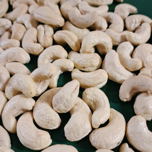 Prix usine SANTIGO Noix de cajou W240 Noix de cajou Kaju Badam Noix Noyaux Faible quantité minimale de commande Origine Vietnam - Product Image 1