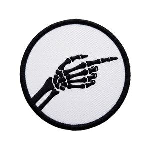 Parches termoadhesivos y para coser de esqueleto de mano con dedo indicador, personalizados, circulares, blancos, de sarga, bordados a máquina, para venta al por mayor y a granel - Product Image 1