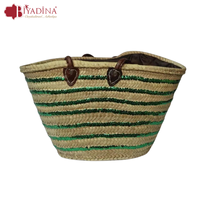Panier de pique-nique marocain en osier fait main, couleur naturelle, style artisanal, avec poignées plates en cuir et détails de sequins floraux