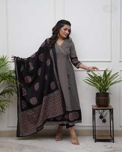 Rayón de diseño Evergreen con impresión digital Angrakha Kurti Pant y fabricante Dupatta de Surat a la tarifa más baja - Product Image 2