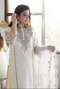 Collection élégante de robes de créateur à manches longues de couleur blanche pour fête d'anniversaire et occasion spéciale pour dames - Product Image 3