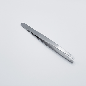 Pinza de Cejas de Acero Inoxidable de la Mejor Calidad con Punta Inclinada y Acabado Mate - Product Image 4