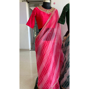 Blusa de Seda de Diseñador para Saree o Lehenga con Bordado Intrincado y Encaje, Elegante para Bodas y Fiestas - Product Image 5