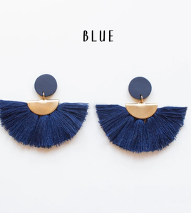 Boucles d'oreilles bohèmes tendance faites à la main, boucles d'oreilles en macramé, boucles d'oreilles à pompons, grandes boucles d'oreilles à franges - Or - Longues - Product Image 3