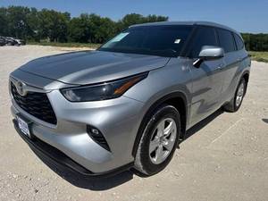 Voiture d'occasion fiable Toyota Highlander LE 2022 - Product Image 1
