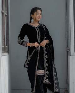 Traje Salwar de terciopelo de viscosa pesada de último diseñador con trabajo de secuencia bordada por Fab Zone Indian & Pakistani Clothing - Product Image 3