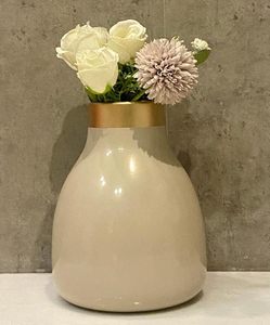 Florero de aluminio de diseño de lujo con aspecto desgastado y base ancha, perfecto para comedor de estilo rural - Product Image 4