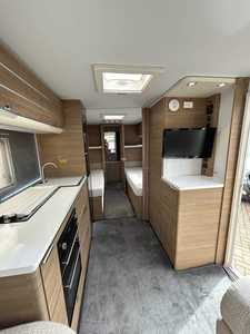Autocaravana Económica Tipo Alcoba 2025 Renegade Valencia 38RB de Lujo Euro 3 para 4-6 Pasajeros con Piso de Aluminio y Acrílico Ajustable - Product Image 3