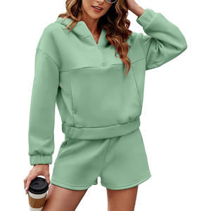 Ensemble sweat à capuche et short pour femmes au design personnalisé, tenue deux pièces confortable pour l'entraînement sportif, vêtements de sport et utilisation décontractée - Product Image 1