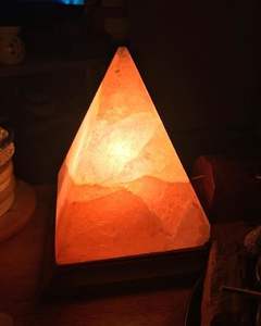 Lámpara de sal rosa del Himalaya de pirámide única, cristal natural hecho a mano con base de madera decorativa para un ambiente relajante - Product Image 2