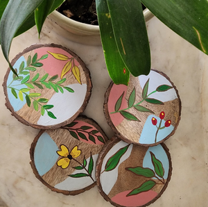 Posavasos de madera, rodajas de troncos redondas, juego de patrones florales abstractos pintados a mano, disponibles a precios de mayoreo. - Product Image 1