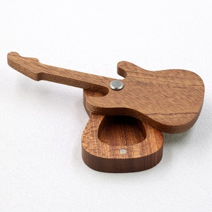 Boîte en <span class=keywords><strong>bois</strong></span> en forme <span class=keywords><strong>de</strong></span> <span class=keywords><strong>guitare</strong></span>, boîte <span class=keywords><strong>de</strong></span> rangement pour médiators <span class=keywords><strong>de</strong></span> <span class=keywords><strong>guitare</strong></span> pour 4 médiators, étui à médiators en <span class=keywords><strong>bois</strong></span> exotique pour guitaristes - Product Image 4