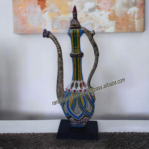 Intérieur de maison Table moderne Statue décorative Surahi Pièce maîtresse Grande sculpture Surahi en métal aluminium sur socle à un prix abordable - Product Image 5