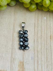 Colgante de Búfalo Blanco estilo suroeste hecho a mano en plata de ley con tecnología de incrustaciones de ajuste de bisel chapado en oro y rodio - Product Image 2