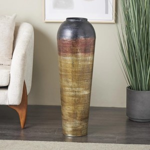 El jarrón de suelo de metal es un jarrón decorativo alto y delgado probablemente diseñado para uso en interiores. Cuenta con un color negro. - Product Image 2