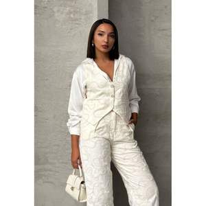 Chalecos y Chaquetas Bordadas al por Mayor para Mujer - Product Image 5