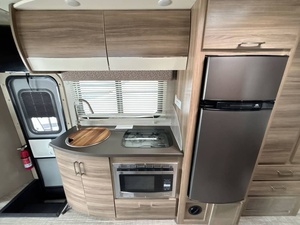 Camping-car de luxe Mercedes-Benz gris pour 4 à 6 personnes, structure en aluminium, lit, salle de bain, espace repas, camping, climatisation - Product Image 4