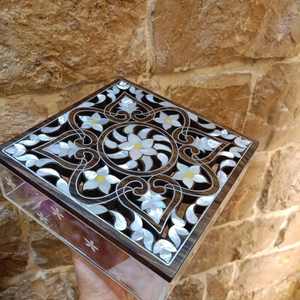 Caja de regalo acrílica moderna con tapa decorativa con incrustaciones de concha Soporte de dulces árabe Premium para bodas, regalos Eid, uso de exhibición en el hogar - Product Image 1