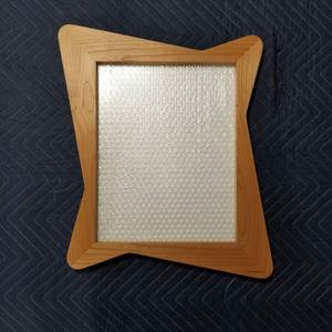 Marco de fotos minimalista de madera diseñado para interiores limpios que enfoca la atención en los recuerdos con una estética simple y refinada. - Product Image 5