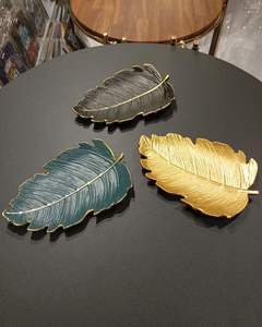 Plat à feuilles en métal fait main pour cadeau de saison festive et décoration de table à manger avec artisanat artistique - Product Image 6