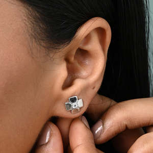 ต่างหูเงินรูปโคลเวอร์ประดับเพชรหรือเพทาย ชุบทอง 14k/18k ดีไซน์ทันสมัยแบบโรสโกลด์ ตัวเรือนทรงสกรู - Product Image 4