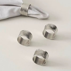 Anneau de serviette en métal design, artisanat unique, pièce d'exposition pour la décoration artistique de table à manger - Product Image 1