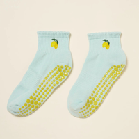Chaussettes de Pilates pour femmes à motif jacquard de fruits mignons, avec revers décoratifs, mini chaussettes à grip respirantes et durables pour studios de Reformer