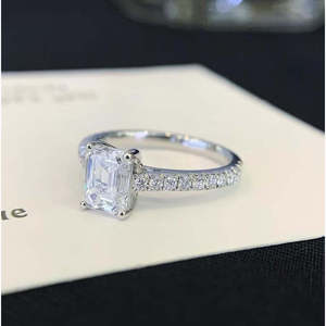 Bague de fiançailles solitaire pavée en or blanc avec émeraude et diamant de laboratoire 1,80 carats - Product Image 6