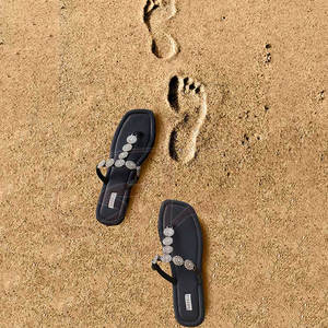 Sandalias Deslizantes Personalizables para Mujer con Elementos Iridiscentes que Captan la Luz, Antideslizantes, de Moda, con Estampado de Cuero Natural - Product Image 4