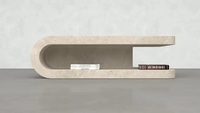 Table basse moderne en travertin avec un design incurvé élégant et une étagère ouverte, pièce maîtresse en pierre naturelle élégante pour les espaces de vie