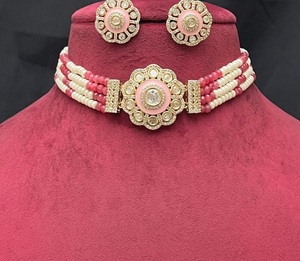 Collier ras du cou classique Kundan plaqué or nouveau style élégant de créateur avec boucles d'oreilles pour les mariages de femmes fêtes fiançailles - Product Image 6