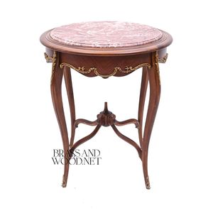 Table d'appoint ronde néoclassique de luxe avec plateau en marbre rose de qualité supérieure et élégants accents en laiton doré pour la décoration intérieure des palais - Product Image 2
