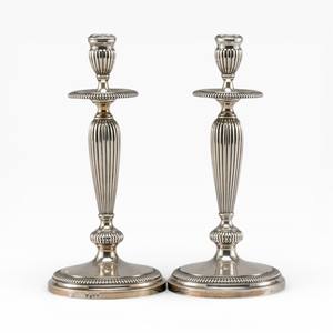 Juego de Portavelas Altos de Metal Plateado Martillado con Diseño Clásico Vintage para una Decoración del Hogar Elegante y Única - Product Image 2