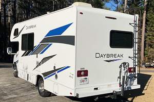 รถเชฟโรเลต เอ็กซ์เพรส 3500 ปี 2019 มือสอง รุ่น Thor Motor Coach Daybreak 22GO V8  แปลงเป็นรถบ้านแบบเต็มรูปแบบ พวงมาลัยซ้าย SUV แอร์คู่ - Product Image 3