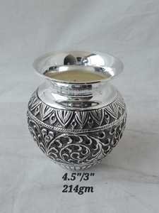 Elegante jarrón artesanal de latón plateado con motivo floral grabado a mano para bodas - Product Image 2