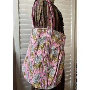 Bolso Tote Polite Coral Leopard con Cierre de Cremallera, Gran Capacidad, Forro de Poliéster Lavable, Decoración Floral Abierta y Portátil - Product Image 1