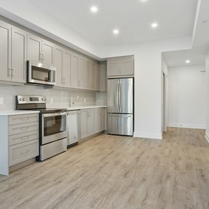 Portes de cuisine cannelées en MDF rainuré, façades CNC usinées et laquées, tailles personnalisées pour îlots et unités hautes - Product Image 5