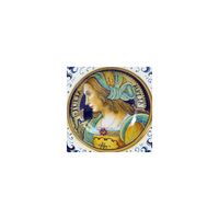 Assiette de présentation en céramique faite à la main, design traditionnel rond, motif central oiseau, accents bleus, rouges et dorés, décoration intérieure, anniversaire