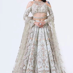 Élégant chemisier en soie orné de Resham du Nouvel An 2024 Lehenga Choli avec broderie Dabka Zari pour les mariages et les fêtes - Product Image 1