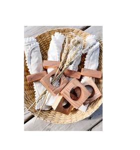 Anillo de servilleta de madera hecho a mano para decoración de mesa de comedor de granja rústica con diseño de Estilo Vintage único - Product Image 1